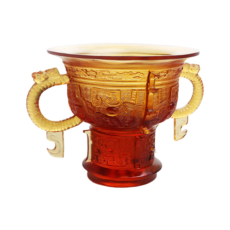 ড্রাগন কানের হ্যান্ডেল এবং কাঁটার প্যাটার্ন সহ চাইনিজ ট্রাইপড