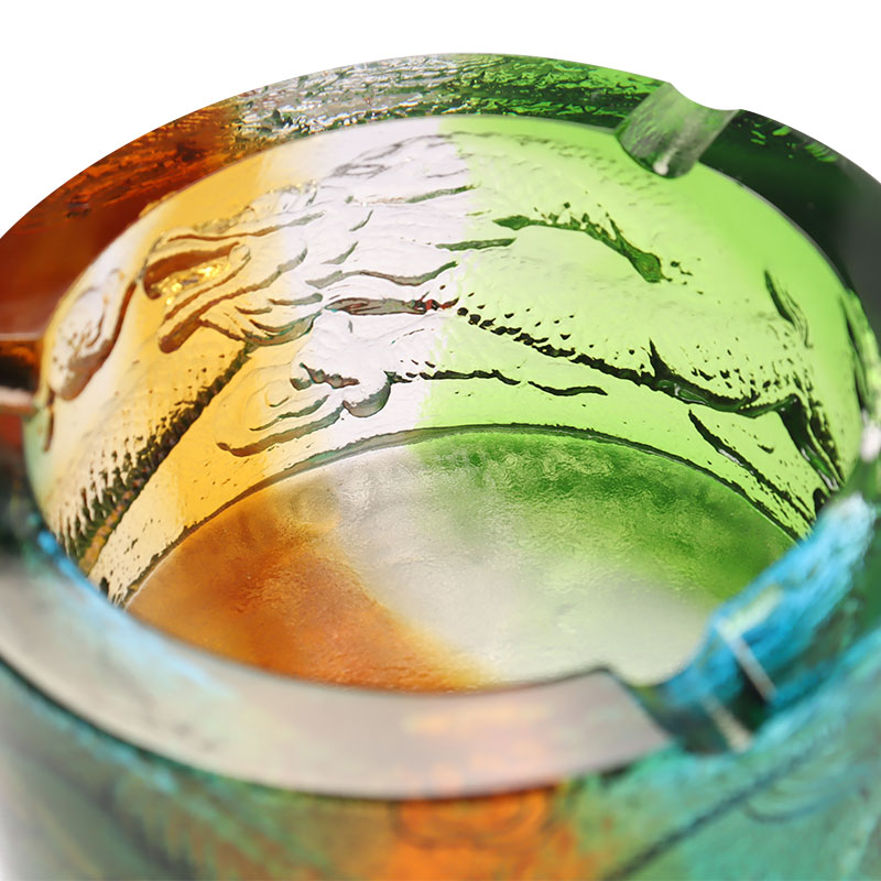 ড্রাগন-আউট-অফ-সি প্যাটার্ন সহ গ্লাস অ্যাশট্রে