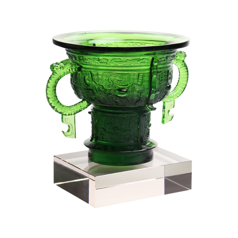 ড্রাগন কানের হ্যান্ডেল এবং কাঁটার প্যাটার্ন সহ চাইনিজ ট্রাইপড