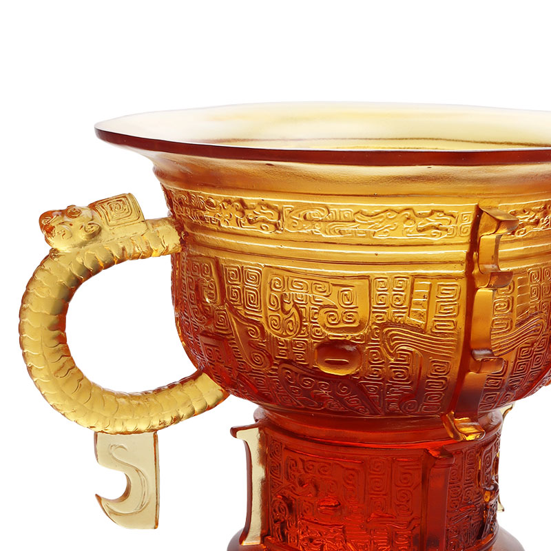 ড্রাগন কানের হ্যান্ডেল এবং কাঁটার প্যাটার্ন সহ চাইনিজ ট্রাইপড