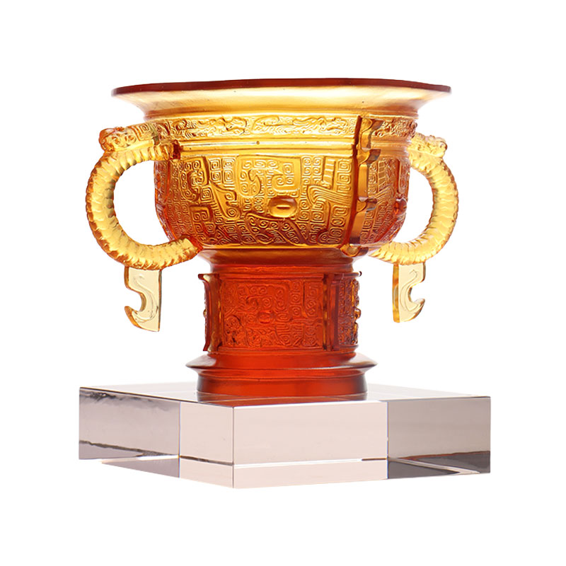 ড্রাগন কানের হ্যান্ডেল এবং কাঁটার প্যাটার্ন সহ চাইনিজ ট্রাইপড