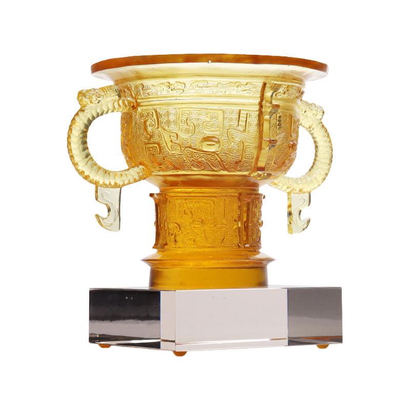 ড্রাগন কানের হ্যান্ডেল এবং কাঁটার প্যাটার্ন সহ চাইনিজ ট্রাইপড