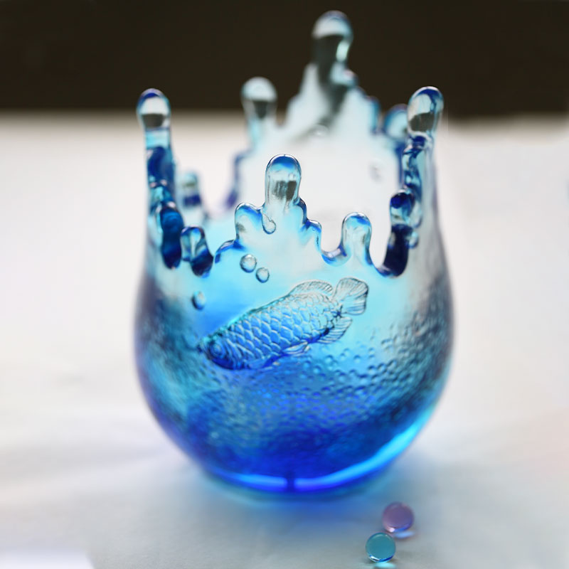 মাছের নিদর্শন খোদাই করা নীল কাচের পাত্রের অলঙ্কার