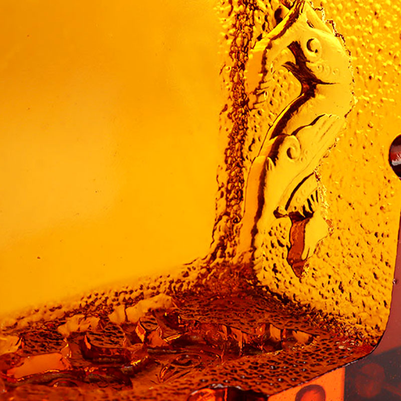 সূক্ষ্ম এমবসড পশুর নিদর্শন সহ লাল কাচের অ্যাশট্রে