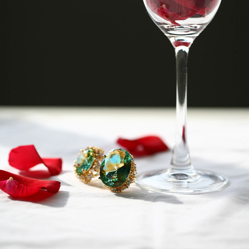 সোনালী কানের প্যাড সহ সবুজ কাচের কানের দুল