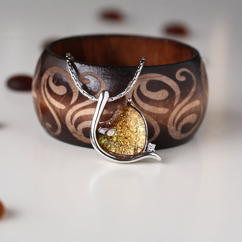 কাচের দুল দিয়ে জড়ানো মার্জিত রূপালী রঙের ব্রেসলেট