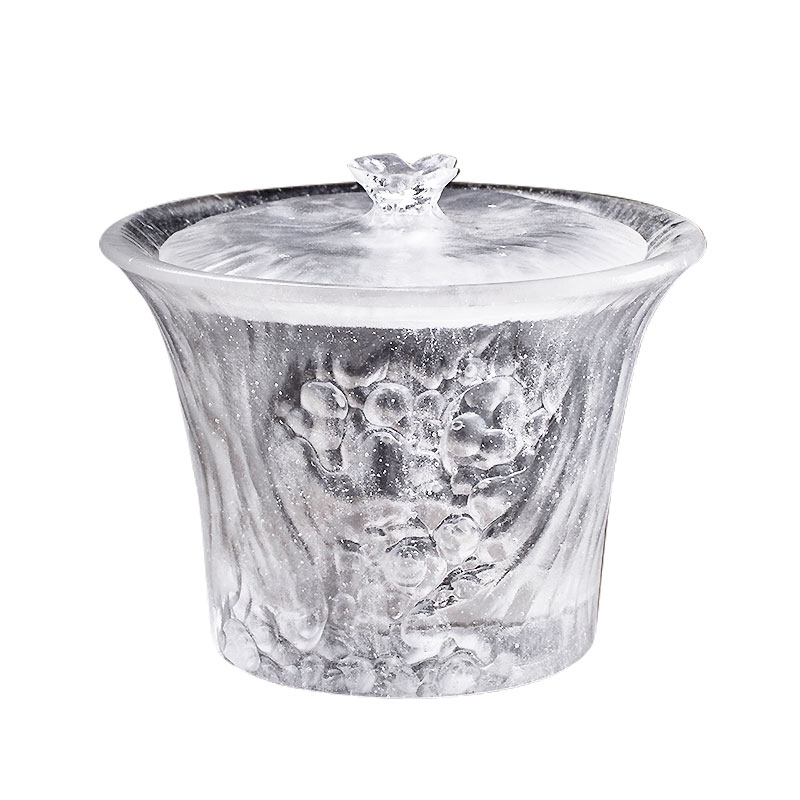 ঢাকনা দিয়ে পরিষ্কার চায়ের কাপ সেট করুন