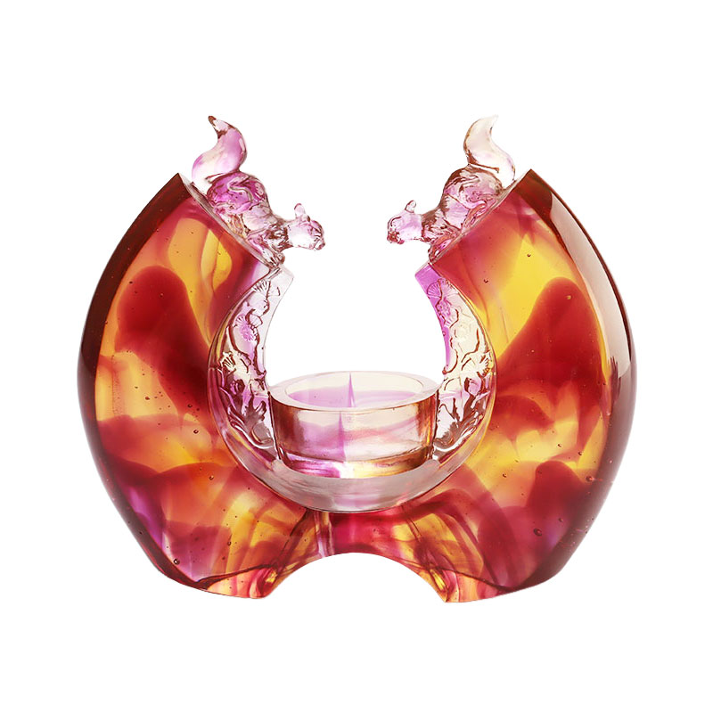 বেগুনি রঙের চকচকে মোমবাতি