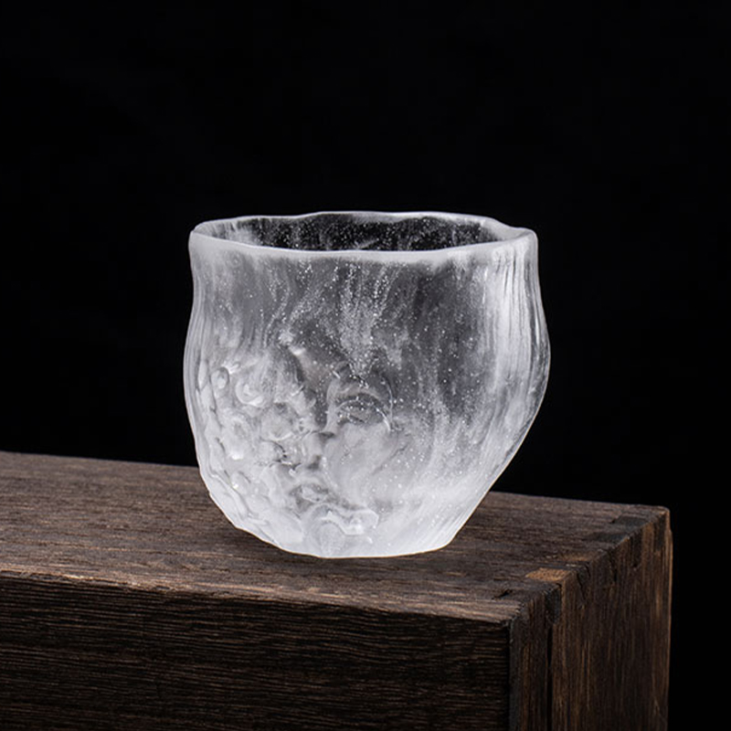 ঢাকনা দিয়ে পরিষ্কার চায়ের কাপ সেট করুন