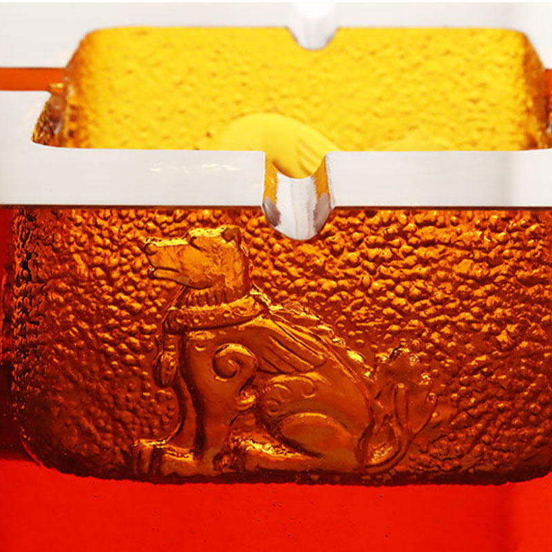 সূক্ষ্ম এমবসড পশুর নিদর্শন সহ লাল কাচের অ্যাশট্রে