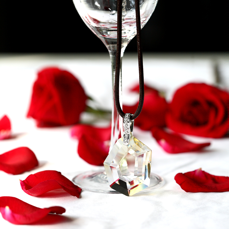 সিলভার রঙের নেকলেস সঙ্গে কাঁচের দুল প্যাটার্ন বসানো