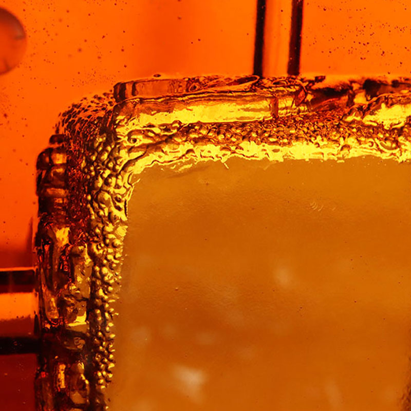 সূক্ষ্ম এমবসড পশুর নিদর্শন সহ লাল কাচের অ্যাশট্রে