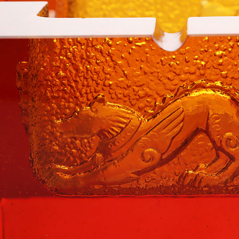 সূক্ষ্ম এমবসড পশুর নিদর্শন সহ লাল কাচের অ্যাশট্রে