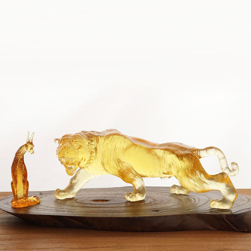 সোনালী রঙের চকচকে বাঘের অলঙ্কার