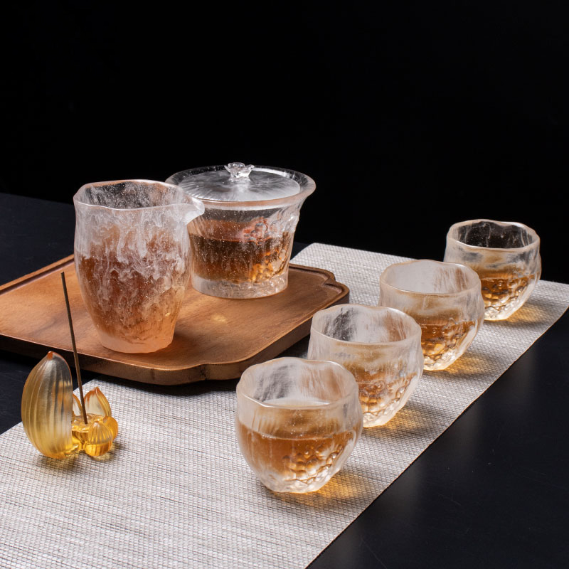 ঢাকনা দিয়ে পরিষ্কার চায়ের কাপ সেট করুন