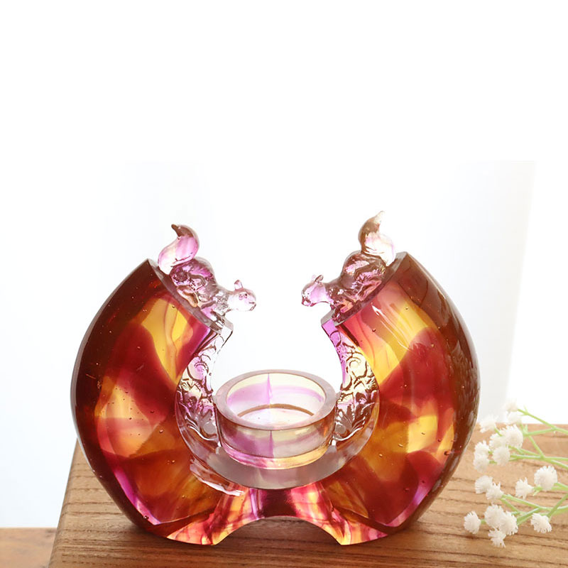 বেগুনি রঙের চকচকে মোমবাতি