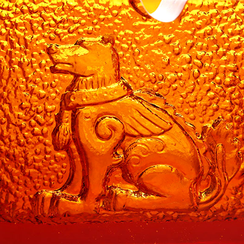 সূক্ষ্ম এমবসড পশুর নিদর্শন সহ লাল কাচের অ্যাশট্রে