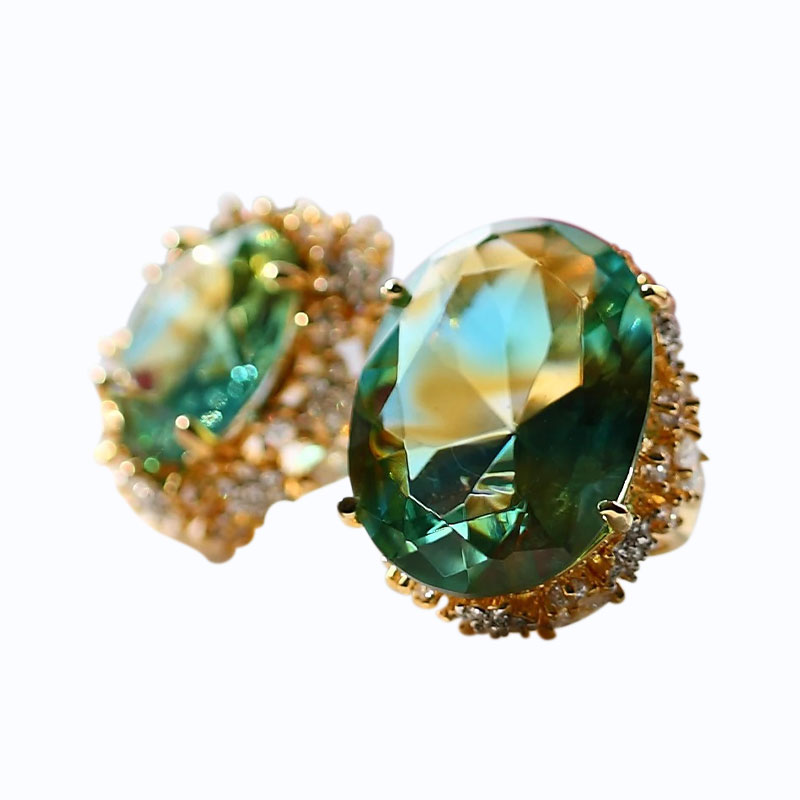 সোনালী কানের প্যাড সহ সবুজ কাচের কানের দুল