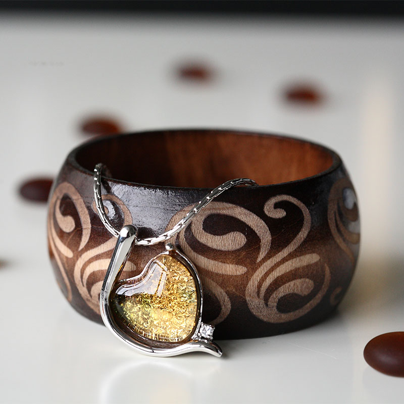 কাচের দুল দিয়ে জড়ানো মার্জিত রূপালী রঙের ব্রেসলেট