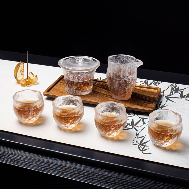 ঢাকনা দিয়ে পরিষ্কার চায়ের কাপ সেট করুন