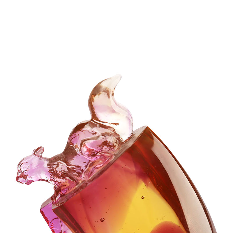 বেগুনি রঙের চকচকে মোমবাতি