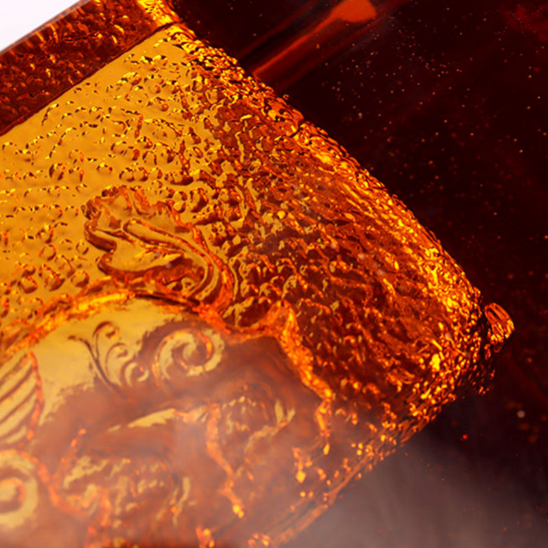 সূক্ষ্ম এমবসড পশুর নিদর্শন সহ লাল কাচের অ্যাশট্রে