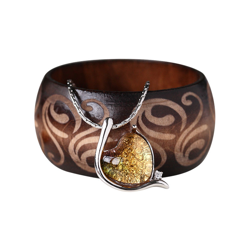 কাচের দুল দিয়ে জড়ানো মার্জিত রূপালী রঙের ব্রেসলেট