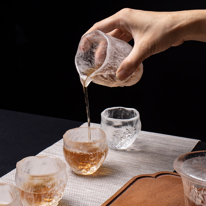 ঢাকনা দিয়ে পরিষ্কার চায়ের কাপ সেট করুন