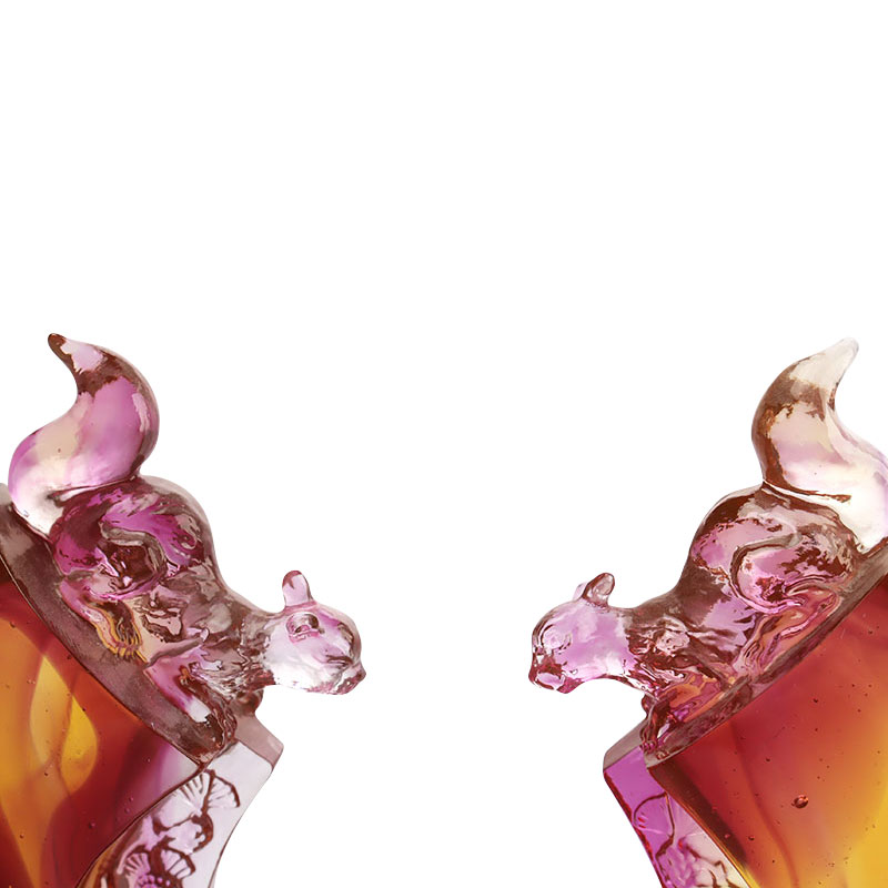 বেগুনি রঙের চকচকে মোমবাতি