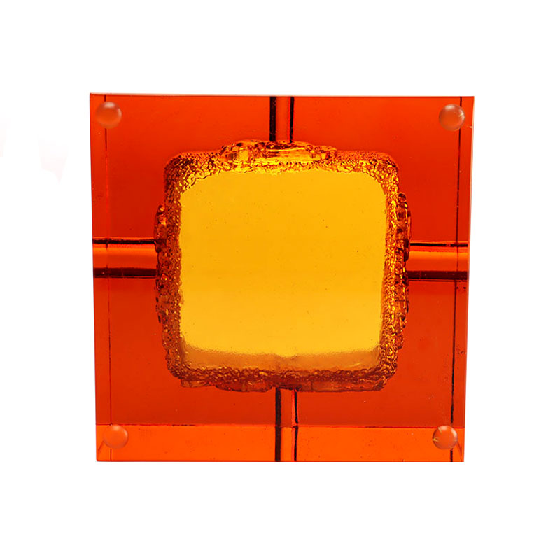 সূক্ষ্ম এমবসড পশুর নিদর্শন সহ লাল কাচের অ্যাশট্রে