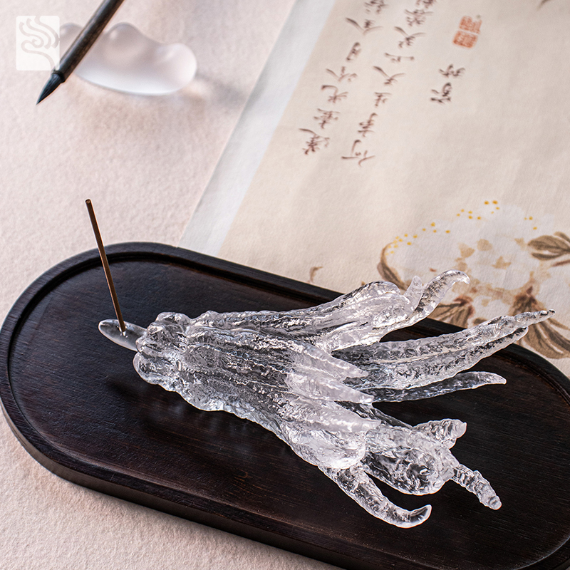 হাতের আকৃতির সোনালি রঙের কাচের ধূপ ধারক