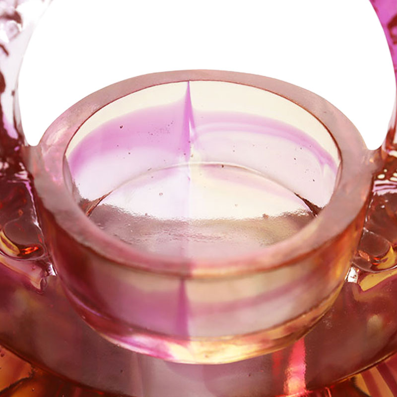 বেগুনি রঙের চকচকে মোমবাতি