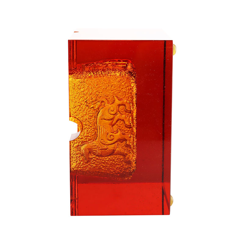 সূক্ষ্ম এমবসড পশুর নিদর্শন সহ লাল কাচের অ্যাশট্রে