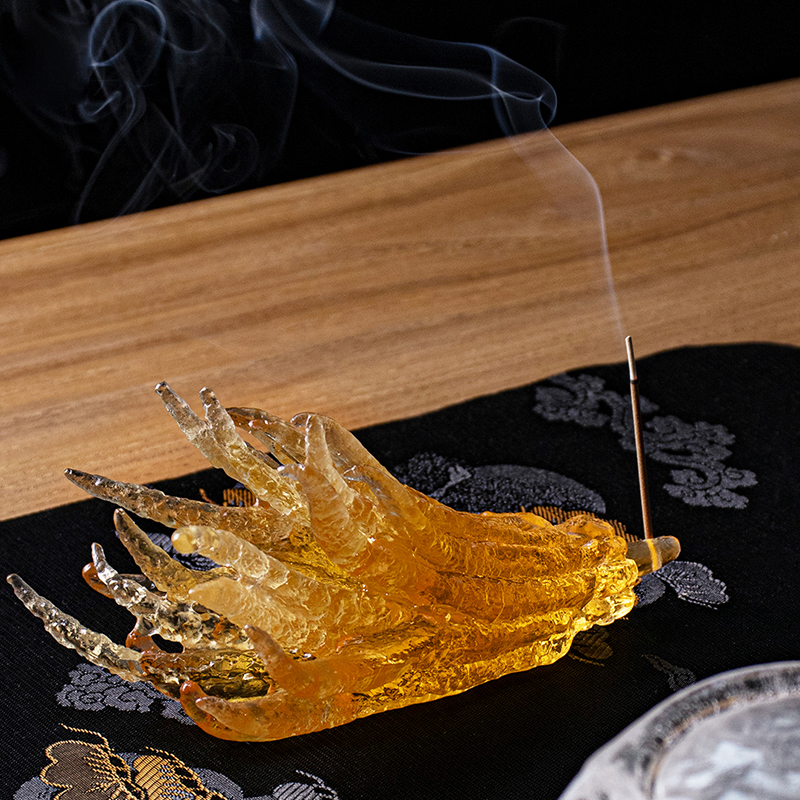 হাতের আকৃতির সোনালি রঙের কাচের ধূপ ধারক