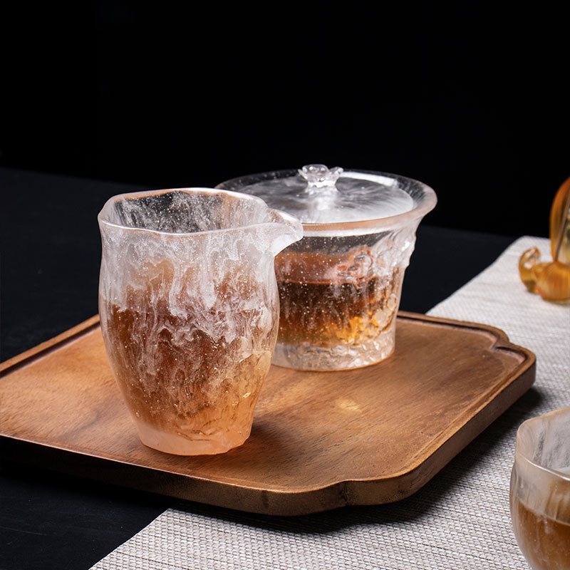 ঢাকনা দিয়ে পরিষ্কার চায়ের কাপ সেট করুন