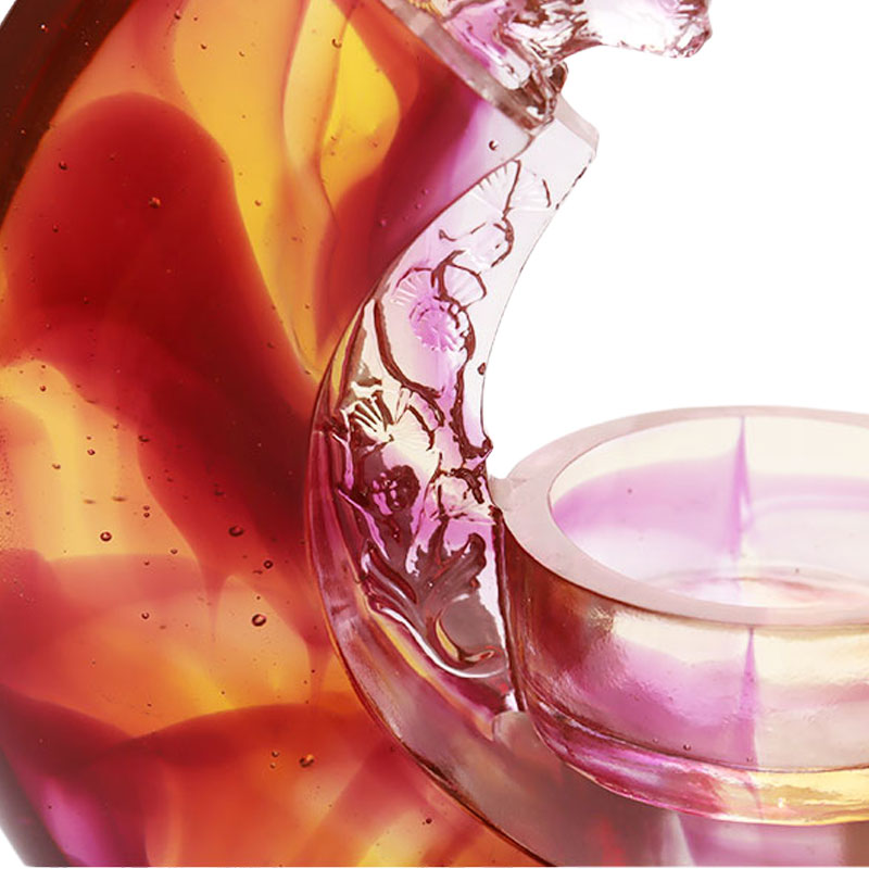 বেগুনি রঙের চকচকে মোমবাতি