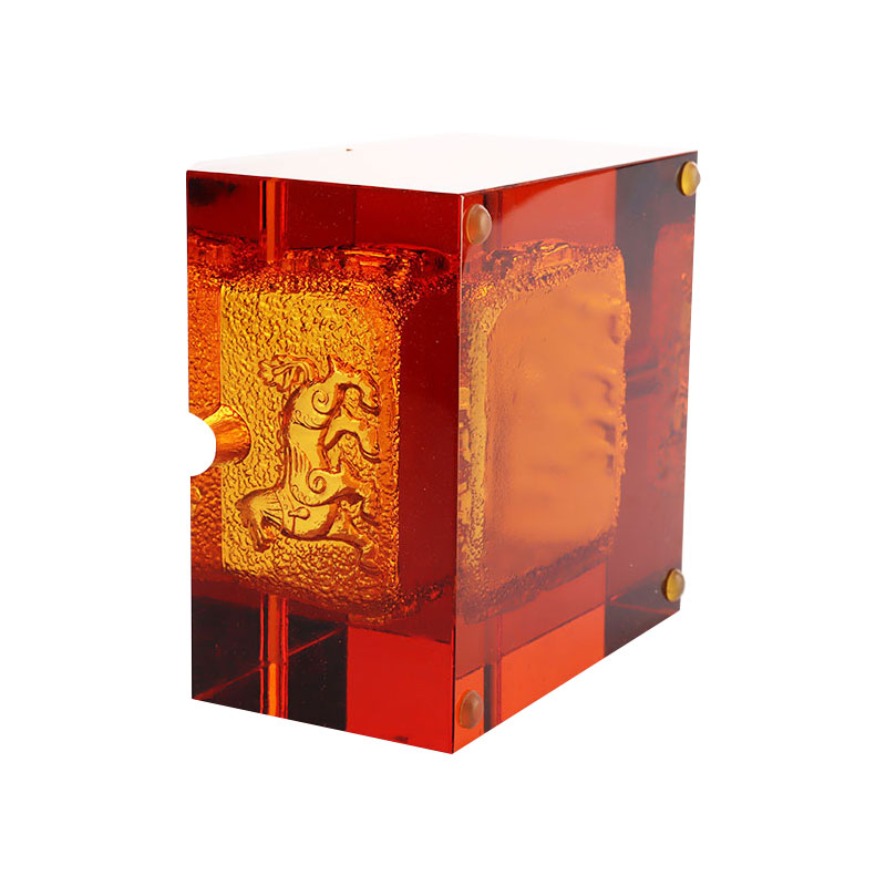 সূক্ষ্ম এমবসড পশুর নিদর্শন সহ লাল কাচের অ্যাশট্রে