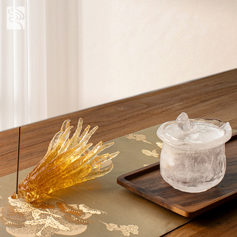 হাতের আকৃতির সোনালি রঙের কাচের ধূপ ধারক