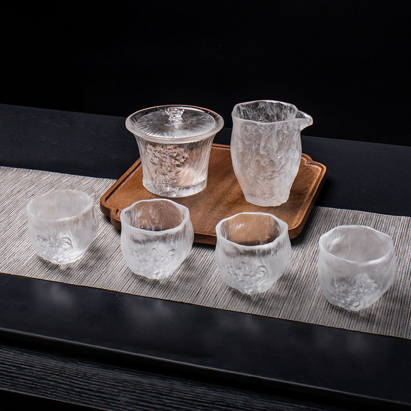 ঢাকনা দিয়ে পরিষ্কার চায়ের কাপ সেট করুন