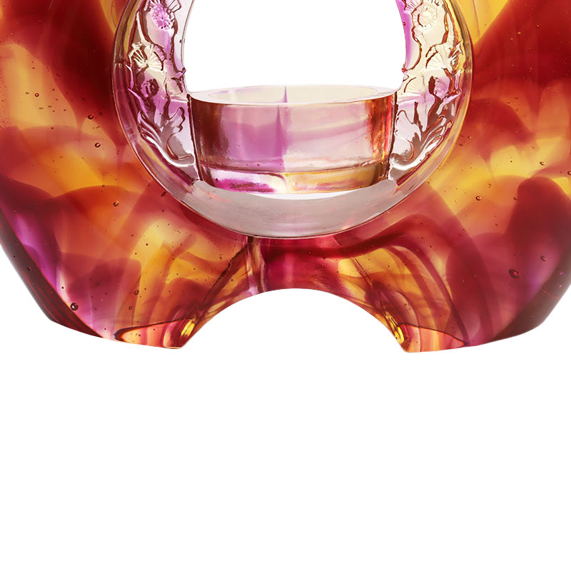 বেগুনি রঙের চকচকে মোমবাতি