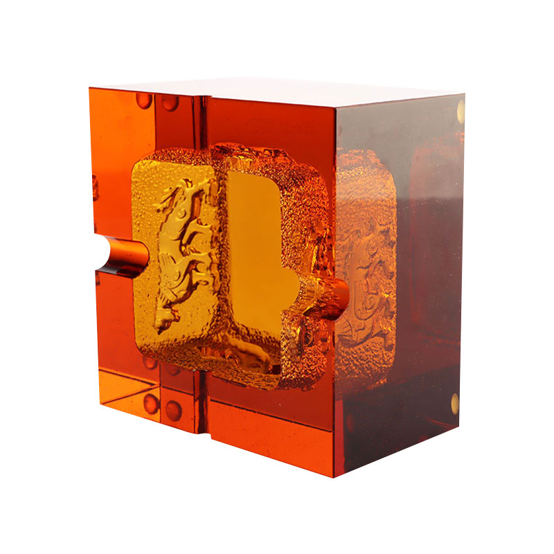 সূক্ষ্ম এমবসড পশুর নিদর্শন সহ লাল কাচের অ্যাশট্রে