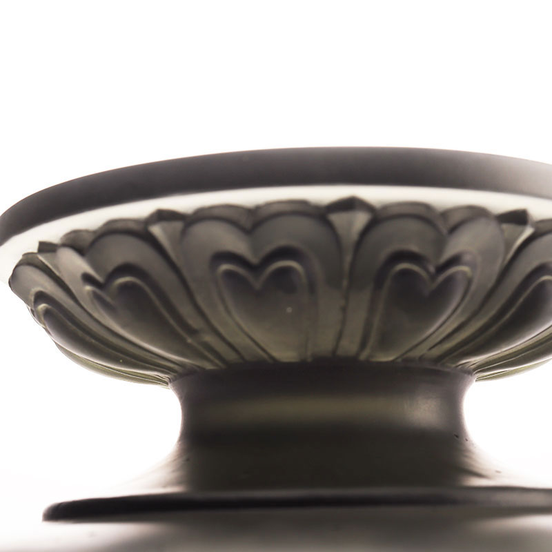 ধূসর রঙের চকচকে ফলের বাটি