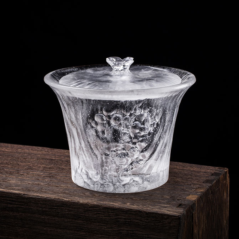 ঢাকনা দিয়ে পরিষ্কার চায়ের কাপ সেট করুন