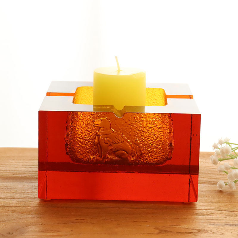 সূক্ষ্ম এমবসড পশুর নিদর্শন সহ লাল কাচের অ্যাশট্রে