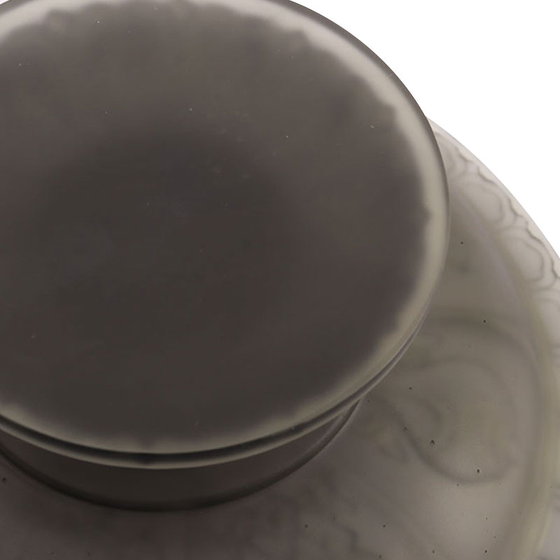 ধূসর রঙের চকচকে ফলের বাটি