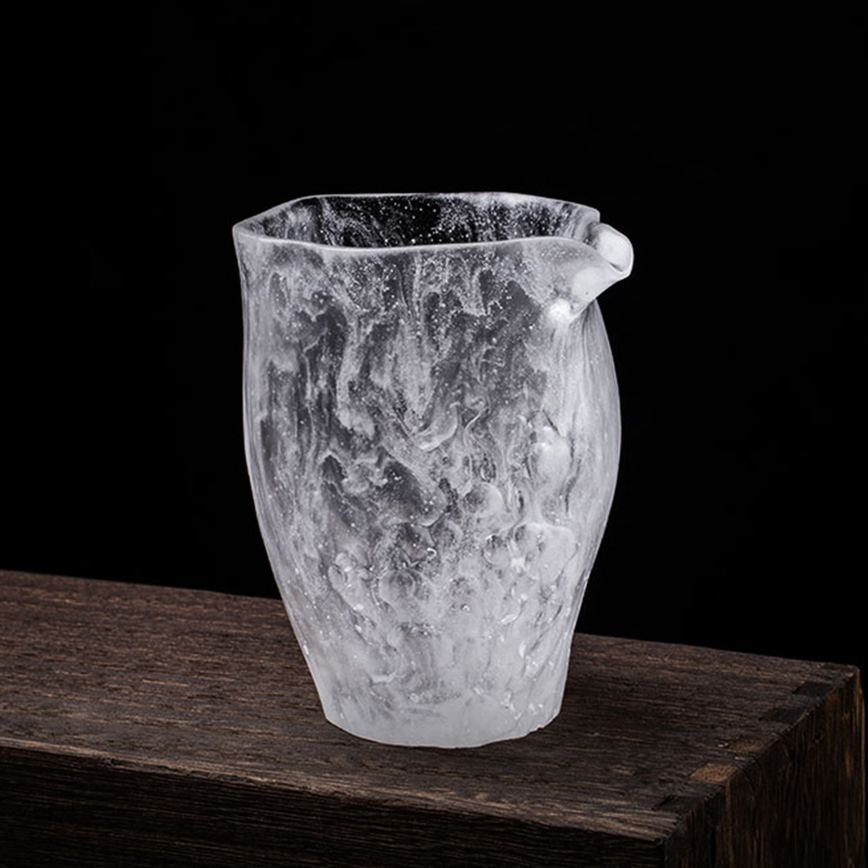 ঢাকনা দিয়ে পরিষ্কার চায়ের কাপ সেট করুন