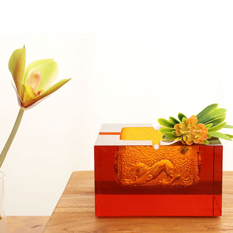 সূক্ষ্ম এমবসড পশুর নিদর্শন সহ লাল কাচের অ্যাশট্রে