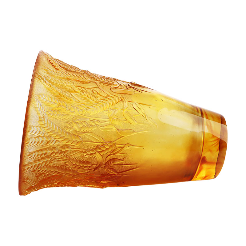 অ্যাম্বার গ্লাস দানি গমের কান দিয়ে এমবসড