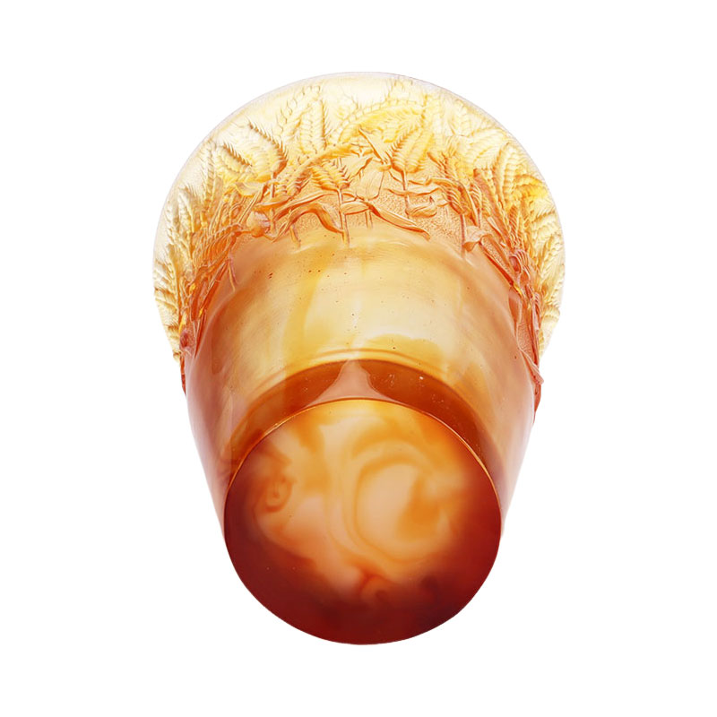 অ্যাম্বার গ্লাস দানি গমের কান দিয়ে এমবসড