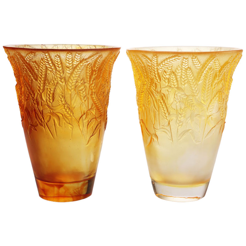 অ্যাম্বার গ্লাস দানি গমের কান দিয়ে এমবসড